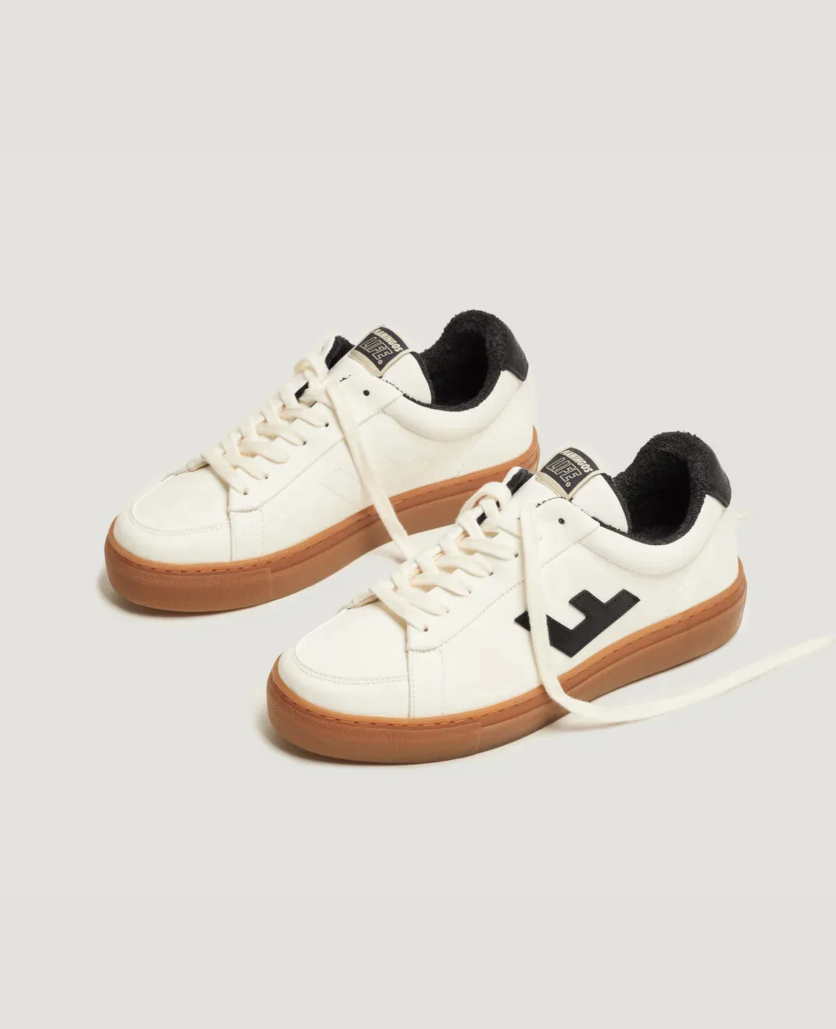 Classic 70s White Black Caramel