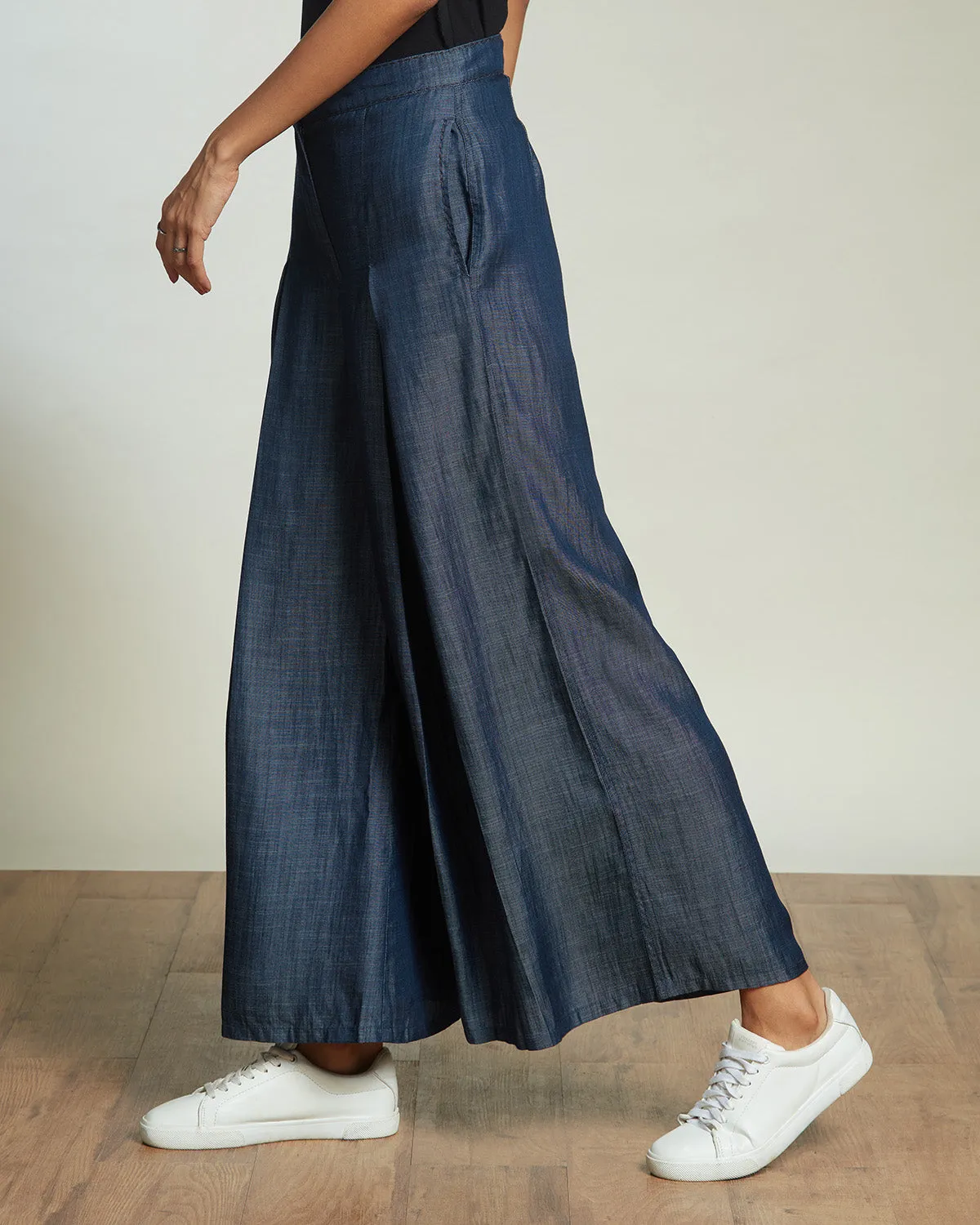 Jinx Wide-Legged Pleated Jeans